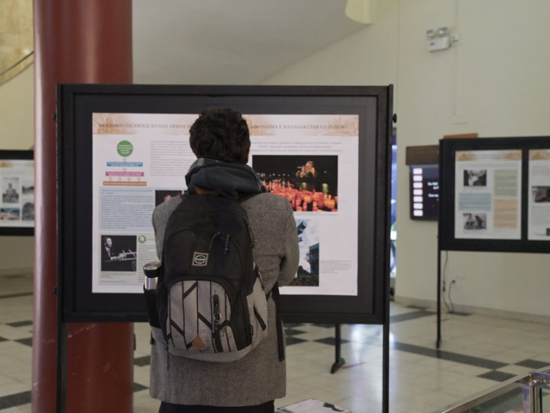 UFRGS sedia exposição “80 anos de Hiroshima e Nagasaki: Inspirando a Cultura da Paz”